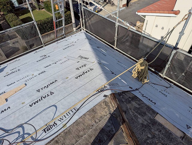 軒先からアスファルトルーフィングを張る